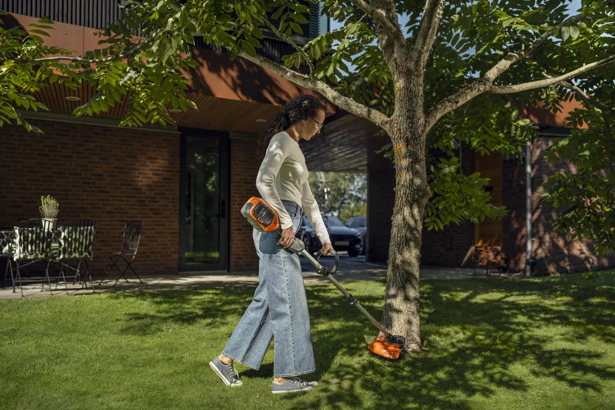 HUSQVARNA 215iL su akumuliatoriumi ir įkrovikliu +1 akumuliatorius dovanų