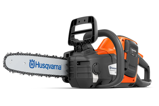 HUSQVARNA 225i su akumuliatoriumi ir įkrovikliu.