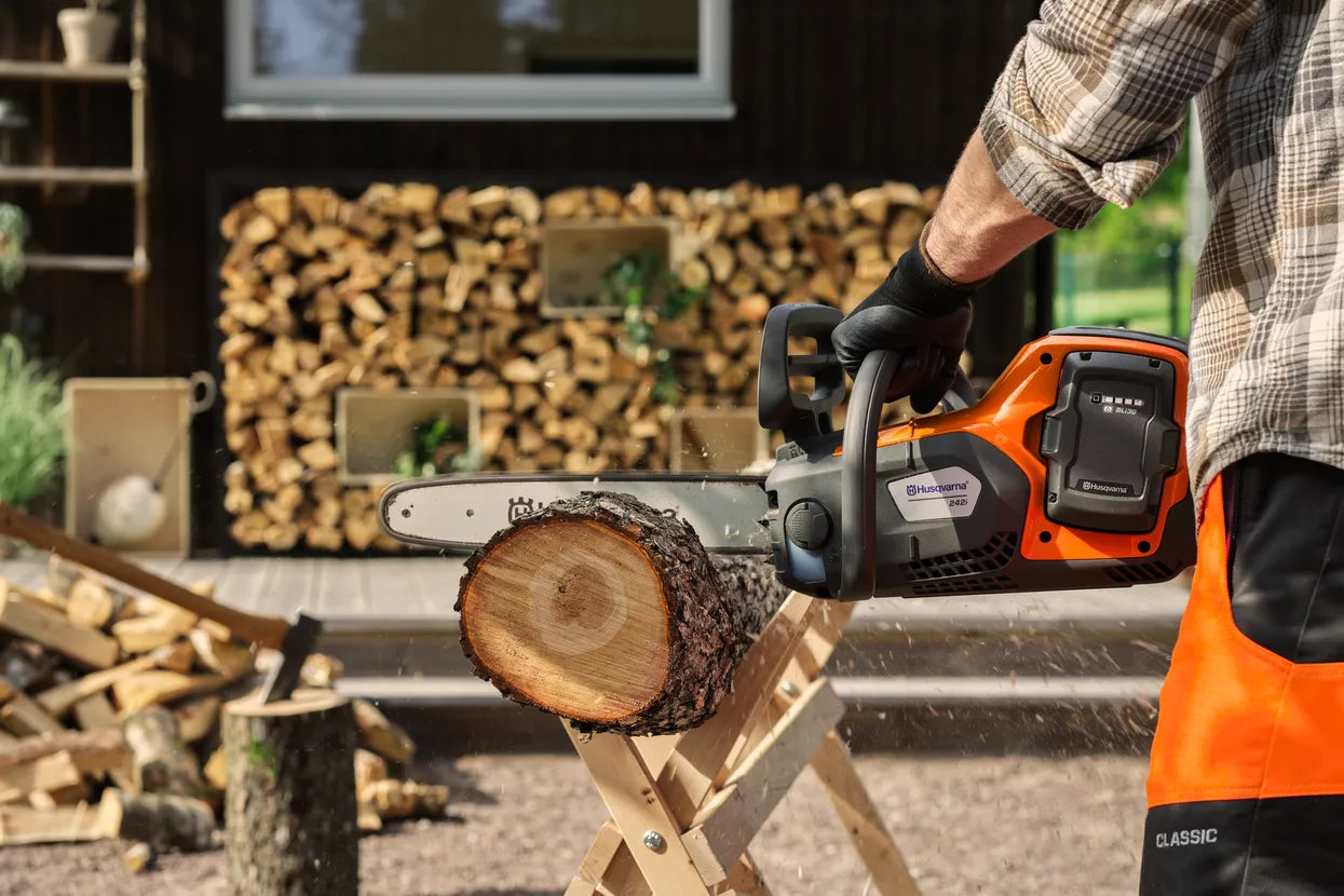 Husqvarna 242i su akumuliatoriumi ir įkrovikliu