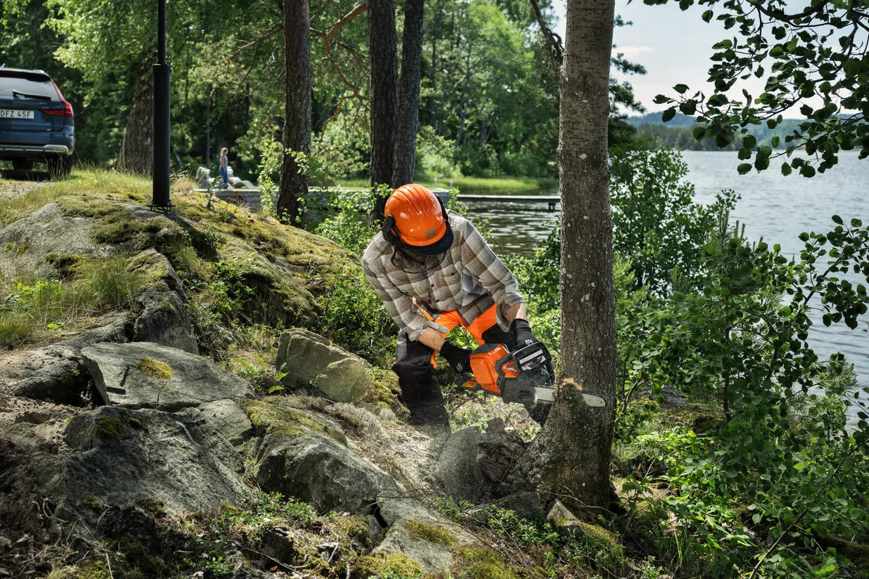 Husqvarna 242i su akumuliatoriumi ir įkrovikliu
